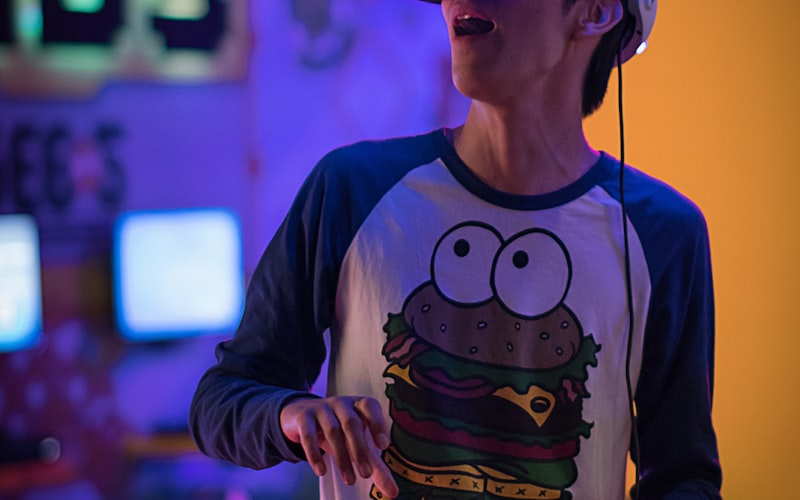 一位用户佩戴VR设备，沉浸在充满星空与数据流的虚拟现实环境中，表情专注而愉悦