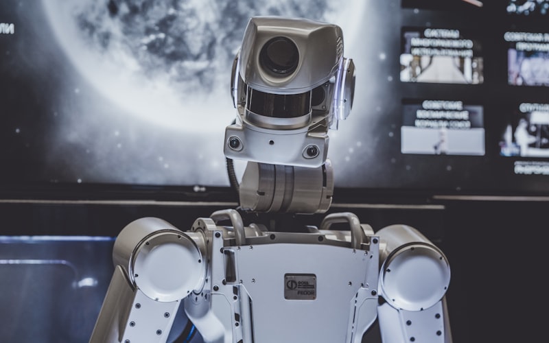 一个发光的AI大脑神经网络可视化图，连接着多个代表不同用户的彩色光点